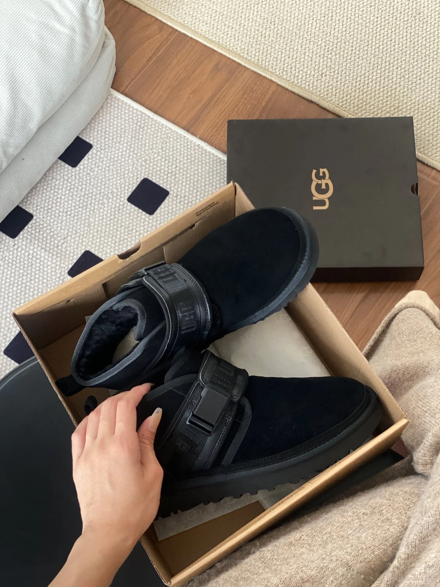 [UGG] P: 580💰 Men's model. Size: 39-44 UGG men's snow boots and wool shoes. The most popular style is now available, Neumel Snapback (buckle style). Material: cowhide➕sheep fur. Outsole: rubber (light wing technology) light! light! light! Super waterproof and available in 3⃣️ colors.